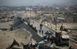Des Palestiniens marchent sur un sentier côtier au nord-ouest du camp de réfugiés de Nousseirat, dans la bande de Gaza assiégée, le 4 octobre 2025