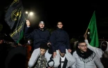 Des prisonniers palestiniens libérés par Israël brandissent des drapeaux du Hamas et du Jihad islamique, le 1er décembre 2023 à Ramallah en Cisjordanie