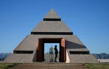 Un touriste pénètre dans la pyramide de Felicity, en Californie, village qui revendique officiellement le titre de "centre du monde", le 11 avril 2023