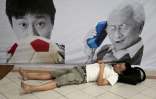 Un habitant de Chongqing en Chine se repose au frais dans un centre commercial, le 24 août 2022