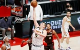 Le pivot serbe des Denver Nuggets, Nikola Jokic, marque un panier lors du 6e match du 1er tour des playoffs NBA face aux Portland Trail Blazers, le 3 juin 2021 au Moda Center Ă Portland