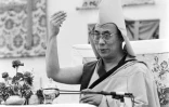 Le dalai lama lors d'une cérémonie d'initiation de moines bouddhistes, le 1er août 1985 à Rikon, en Suisse