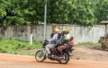 Une famille fuit la ville de Savè à moto le 15 juin 2019 à la suite de troubles dans la ville du Bénin

