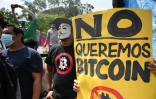Des manifestants opposés à l'autorisation du bitcoin comme monnaie légale au Salvador, le 1er septembre 2021 à San Salvador