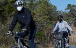 Sortie vélo pour Joe Biden et sa femme Jill, le 14 novembre 2020 près de Rehoboth Beach, dans le Delaware