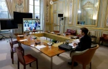 Le président français Emmanuel Macron s'entretient en visioconférence avec les dirigeants du G7 sur les événements en Ukraine à l'Elysée à Paris, le 24 février 2022
