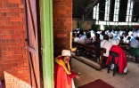 Office dans l'église Saint Peter Claver à la veille des élections au Zimbabwe, district de Mbare, 29 juillet 2018