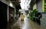 Une personne traverse les eaux de crue dans le district de Bang Bua à Bangkok, le 26 septembre 2026