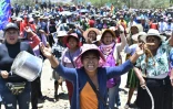 Des partisans de l'ancien président bolivien Evo Morales défilent à Parotani, à 40 kilomètres de Cochabamba, en Bolivie, le 29 octobre 2024