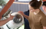 L'Ukrainienne Anastasia Mintchoukova apprend le déminage près de Peja, au Kosovo, le 25 avril 2022