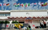 Des festivaliers campent sur le Lido devant le tapis rouge de la Mostra de Venise, en Italie, le 1er septembre 2026