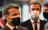 Emmanuel Macron et Olivier Véran dans un centre de vaccination à la Porte de Versailles, le 6 mai 2021