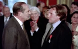 Gérard Depardieu reçoit la Légion d'honneur des mains du président Jacques Chirac, à Paris le 2 mai 1996