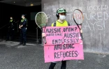 Militant pour les droits des réfugiés devant le centre de rétention de Melbourne, le 8 janvier 2022