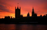 Coucher de soleil sur des monuments historiques à Londres dont le palais de Westminster, le 4 décembre 2020