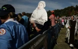 L'effigie de Bernadette Soubirous, la jeune bergère à qui la Vierge Marie serait apparue en 1858, lors de la messe célébrée par le pape Léon XIV sur la prairie du sanctuaire de Lourdes, le 27 septembre 2026