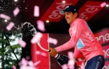 Le porteur du maillot rose sur le Giro, l'Equatorien Richard Carapaz, sur le podium après la 18e étape, le 30 mai 2019 à Santa Maria di Sala