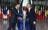 Le secrétaire général sortant de l'OTAN, Jens Stoltenberg (à droite), et le nouveau secrétaire général de l'OTAN et ancien premier ministre néerlandais, Mark Rutte (à gauche), lors de la cérémonie de passation au siège de l'OTAN à Bruxelles, le 1er octobre 2024
