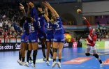 La défense française bloque le dernier tir de l'arrière gauche danoise Anne Mette Hansen, lors de leur victoire, 23-22 en demi-finale du Mondial-2021, le 17 décembre 2021 à Granollers (Espagne)
