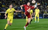 L'attaquant polonais du Bayern Munich Robert Lewandowski tente de contrôler le ballon, lors du quart de finale aller de la Ligue des Champions sur la pelouse de Villareal, le 6 avril 2022