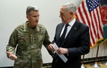 Le chef du Pentagone James Mattis (d) et le général John Nicholson, chef des forces de l'Otan en Afghanistan, le 24 avril 2017 à Kaboul