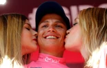 Le Colombien Esteban Chaves, alors maillot rose du Giro, le 27 mai 2016 à Risoul