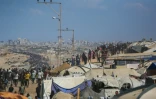 Des Palestiniens marchent sur la route al-Rachid en direction de la ville de Gza, depuis Nousseirat dans le centre de la bande de Gaza, le 10 octobre  2025.

