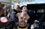 Une Femen, seins nus le 1er mai 2016, devant le centre de congrès où se tient le banquet du Front national à Paris