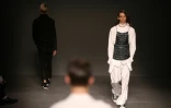Un mannequin porte une création de Rory Parnell-Mooney lors de la présentation des collections automne-hiver 2016 de prêt-à -porter masculin, le 8 janvier 2016 à Londres