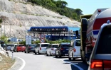 Une file de véhicules attendent de passer la frontière entre la Croatie et la Bosnie, en route vers la péninsule de Peljesac, dans le sud de la Croatie, le 19 juillet 2022