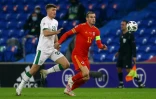 Le capitaine et milieu de terrain gallois Gareth Bale déborde le défenseur irlandais Dara O'Shea, lors de leur match de Ligue des nations, le 15 novembre 2020 à Cardiff