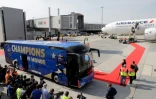 Le bus s'apprêtant à transporter les Bleus attend sur le tarmac à Roissy, le 16 juillet 2018