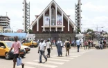 Des portraits du pape Léon XIV exposés sur la façade de la cathédrale Notre-Dame-des-Victoires à Yaoundé, le 8 avril 2026 au Cameroun