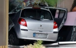 La voiture qui a percuté des passants, faisant un mort et plusieurs blessés, encastrée dans la vitrine d'un magasin, le 8 juin 2022 à Berlin