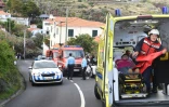 Une femme reçoit des soins après l'accident de bus à Caniço dans le sud-est de l'île de Madère, le 17 avril 2019