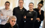 La capitaine du Nantes Atlantique Handball Léa Lignères (1er plan) au milieu de ses coéquipières lors d'une conférence de presse le 14 février 2020 à Nantes 