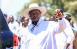 Le président sortant Yoweri Museveni, candidat à la présidentielle, salue ses partisans après avoir voté à Rwakitura, le 15 janvier 2026 en Ouganda