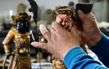 Le sculpteur Lin Hsin-lai restaure la statue d'un dieu taoiste dans son atelier de Taoyuan, dans le nord de Taïwan, le 17 mars 2020