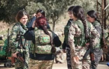 Des combattantes des Unités de protection de la femme, affiliées aux Forces démocratiques syriennes (FDS), lors de la visite d’une délégation gouvernementale à  Qamichli, une ville majoritairement kurde dans le nord-est de la Syrie,  le 8 février 2026