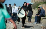 Meriem sur la plage après une session de surf, le 1er avril 2018 à Rabat, au Maroc