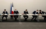 Le Premier ministre Jean Castex (2è g) et le ministre de l'Intérieur Gérald Darmanin (g), lors d'une réunion des chefs de partis à Paris, le 21 octobre 2020