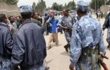 Des policiers éthiopiens surveillent des manifestants dans un campus de l'Université d'Addis Abeba, le 6 juin 2005