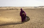 Une femme emmène son enfant à un poste d'infirmerie à Oued Chebi, en Mauritanie, le 6 avril 2025