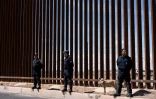 Des membres de la police fédérale du Mexique devant la barrière frontalière avec les Etats-Unis à Mexicali, le 5 avril 2019 