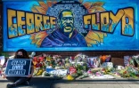 Fleurs et pancartes devant un mémorial de fortune près de l'endroit où George Floyd a été tué au cours de son interpellation, à Minneapolis