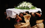 Le cercueil de Jonah Lomu porté par des membres de sa famille, lors d'un hommage traditionnel à Auckland, le 28 novembre 2015