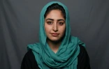 La journaliste radio et artiste Rozina Sherzad, 19 ans, pose pour un portrait à Kandahar, le 30 juillet 2022