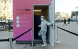 Devant un stand "MobilTest" de tests au Covid-19, installé par la SNCF vdevant la gare de Lyon à Paris, le 5 novembre 2020 