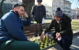 Partie d'échecs sur la promenade centrale de Lviv, en Ukraine, le 20 mars 2022