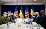 Le président américain Joe Biden (2e d), le secrétaire d'Etat américain Antony Blinken (3e d) et le secrétaire à la Défense Lloyd Austin (d), rencontrent les ministres ukrainiens des Affaires étrangères Dmytro Kouleba (2e g) et de la Défense Oleksii Reznikov (g), le 26 mars 2022 à Varsovie, en Pologne